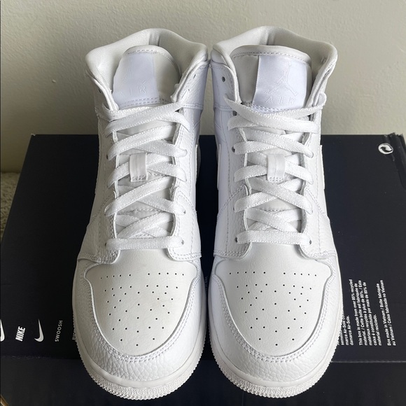 Air Jordan 1 Triple White (GS) - Picture 7 of 8